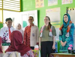 Guru dari Swiss Masuk Kelas di SD Pullaweng, Siswa Antusias Ikuti Cara Belajar Baru
