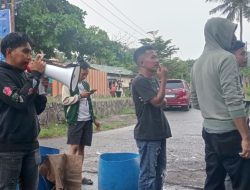 Aliansi Masyarakat Blokade Jalan Menuju TPA Batu Terang, Tuntut SK Permanen Dirut PDAM