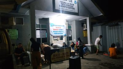 Emak-Emak Karyawati PDAM Bantaeng Bertahan hingga Malam, Tolak Kembalinya Direktur