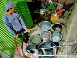 Karyawan PDAM Bantaeng Buktikan Pengabdian, Antar Air Bersih hingga Tengah Malam