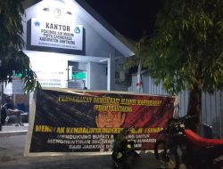 Malam Ketujuh, Karyawan PDAM Tirta Eremerasa Tetap Bertahan dalam Persatuan dan Kekompakan
