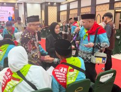 Wabup Bantaeng Lepas Jamaah Calon Haji di Embarkasi Makassar