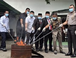 Sinergitas Pemkab Bersama Kejari Bantaeng Musnahkan Barang Bukti Perkara Tindak Pidana