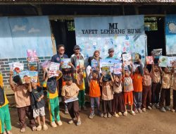 Sikola Inspirasi Alam Gandeng Gramedia dan Kompas TV Salurkan Buku untuk Anak-Anak Pelosok di MI Yapit Lembang Bu’ne