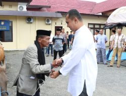 Peduli dan Mengayomi, Kapolres Bantaeng Salurkan 7 Ekor Sapi Qurban untuk Masyarakat