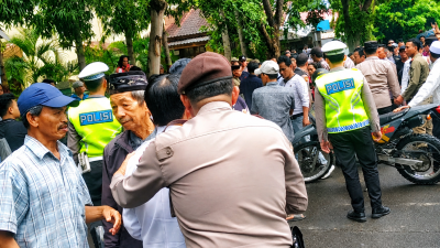 Gabungan Aliansi dan Karyawan PDAM Pukul Mundur Dirut di Depan Kantor, Suasana Haru dan Tegang Tak Terhindarkan