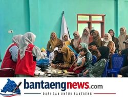 Tawarkan Solusi Permasalahan Sampah dan Ketahanan Pangan, Mahasiswa KKN Unhas Gelar Pelatihan Pembuatan Pupuk Organik Cair Berbasis Limbah Rumah Tangga