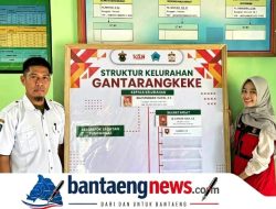 Mahasiswa KKN Tematik Gelombang 116 Unhas Hadirkan Papan Struktur Organisasi Berbahan Mika untuk Tingkatkan Transparansi Pelayanan di Kelurahan Gantarangkeke