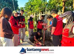 Mahasiswa KKN Unhas Pasang Papan Penunjuk Arah Menuju Lapangan Rungayya di Kelurahan Onto