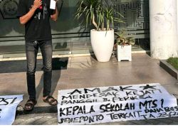 AMAK Sul-Sel Gelar Aksi Unjuk Rasa di Kanwil Kemenag Sulsel, Desak Kepala MTsN 1 Jeneponto Dicopot